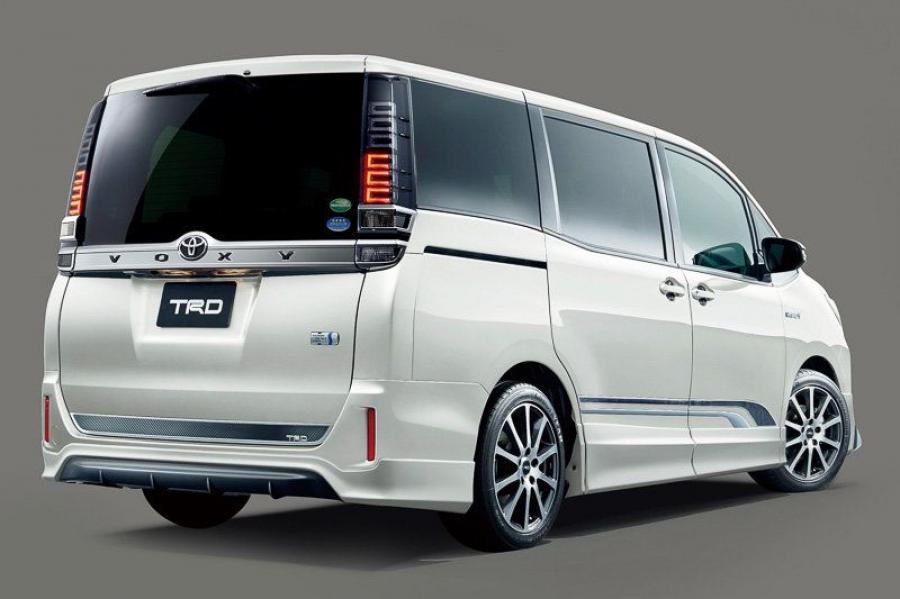  Toyota Voxy by TRD 2017 года  (фото 4 из 10)